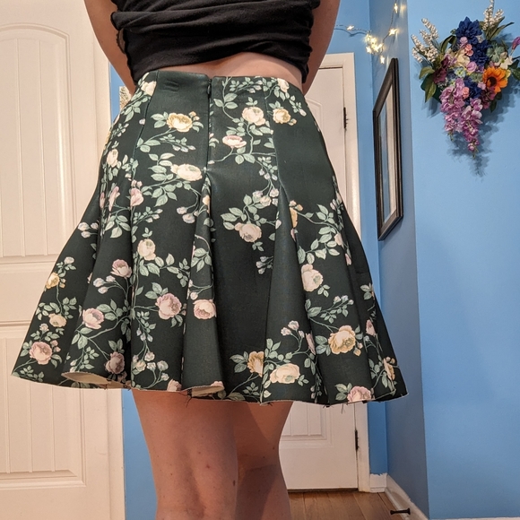 Lauren Conrad pleated garden skirt - Picture 3 of 11